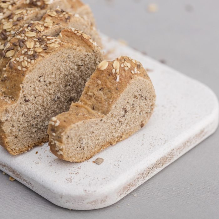 pan-de-alto-angulo-en-tabla-de-cortar-blanca