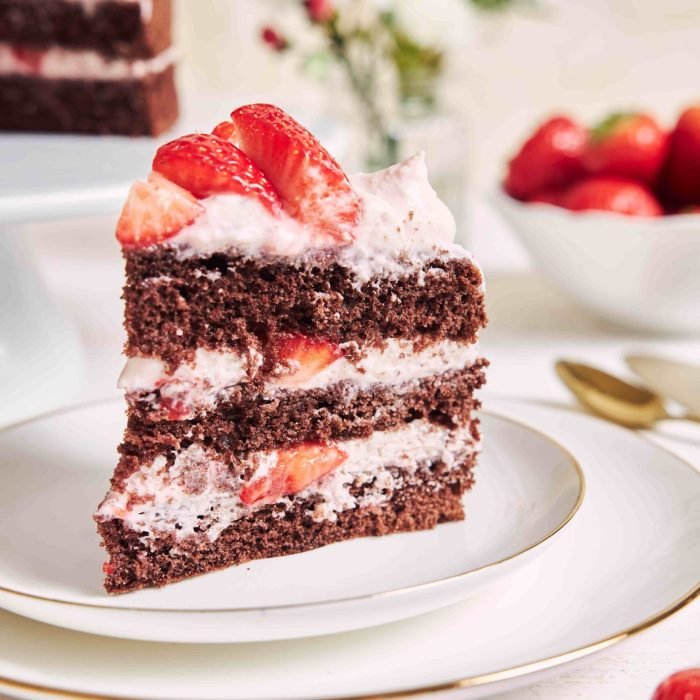 primer-plano-de-un-trozo-de-delicioso-pastel-de-fresa-en-un-plato (1)