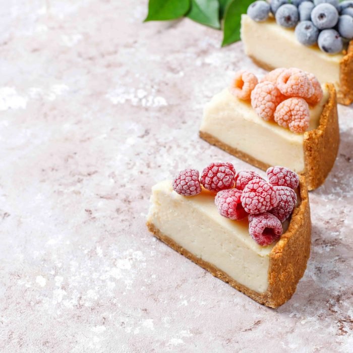 tarta-de-queso-casera-de-nueva-york-con-bayas-congeladas-y-menta-postre-organico-saludable-vista-superior (1)
